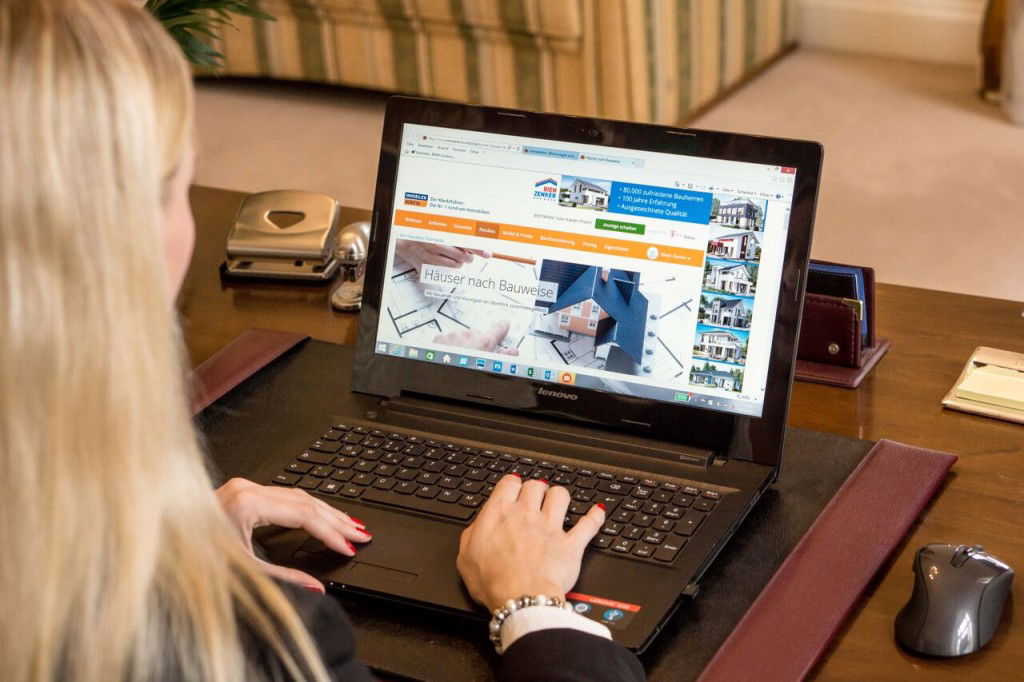 Frau Filusch von Vliegen & Partner Immobilien recherchiert den Immobilienmarkt am Laptop für Beratung und Immobiliensuche“