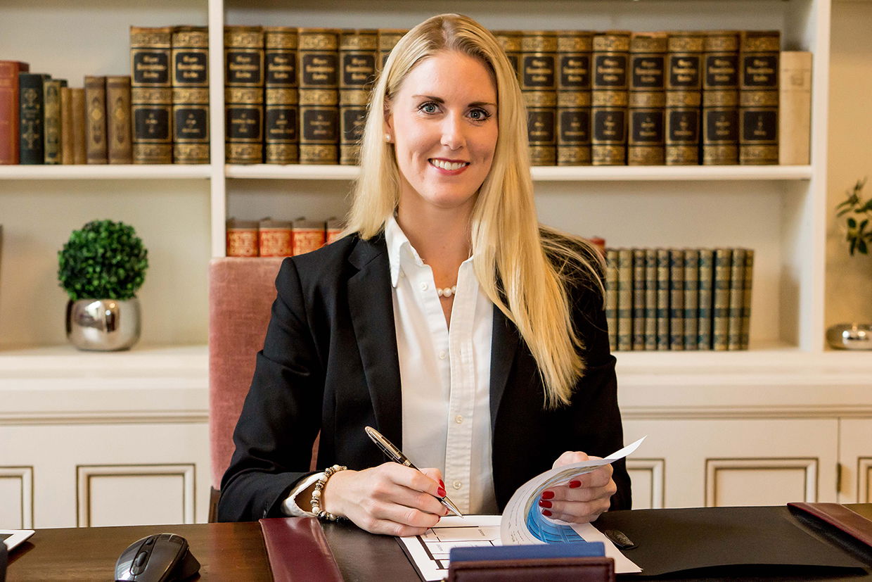 Geschäftsführerin der Immobilienagentur Vliegen & Partner, freundlich in die Kamera blickend, vermittelt Kompetenz und Vertrauen